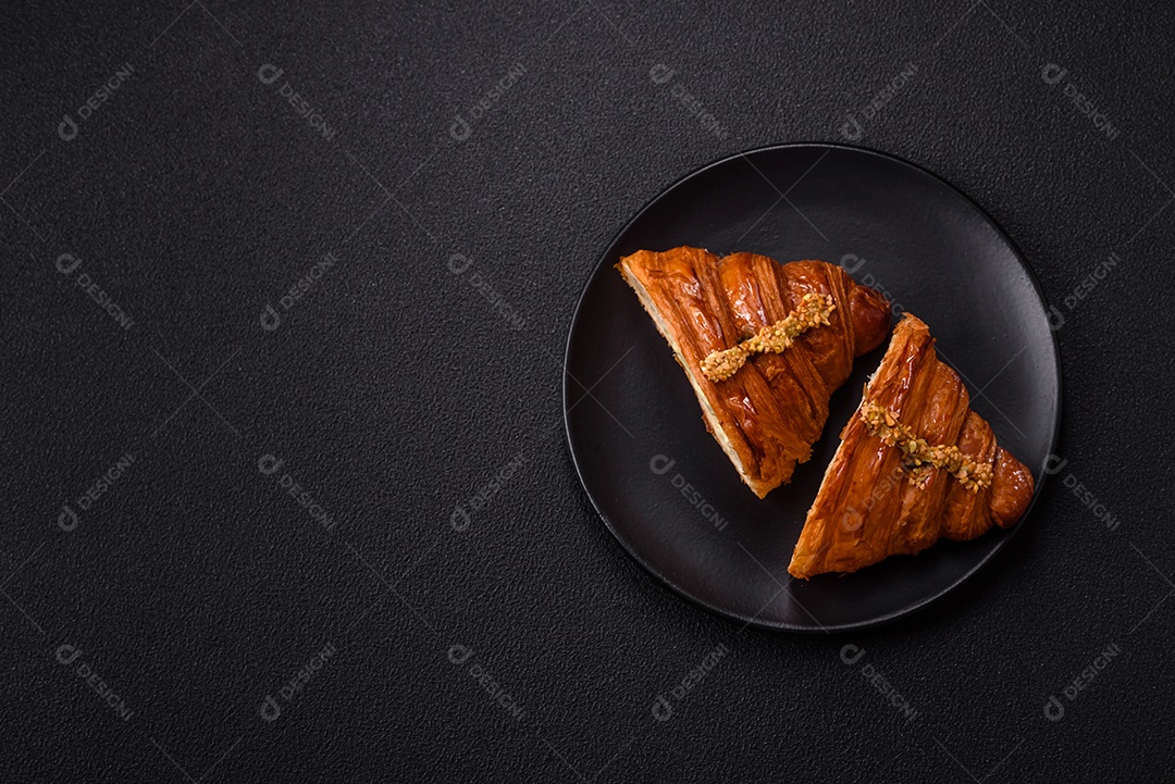 Delicioso croissants em uma mesa de concreto