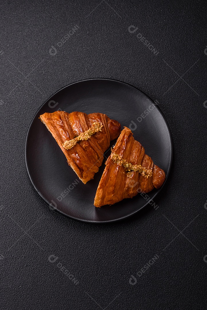 Delicioso croissants em uma mesa de concreto