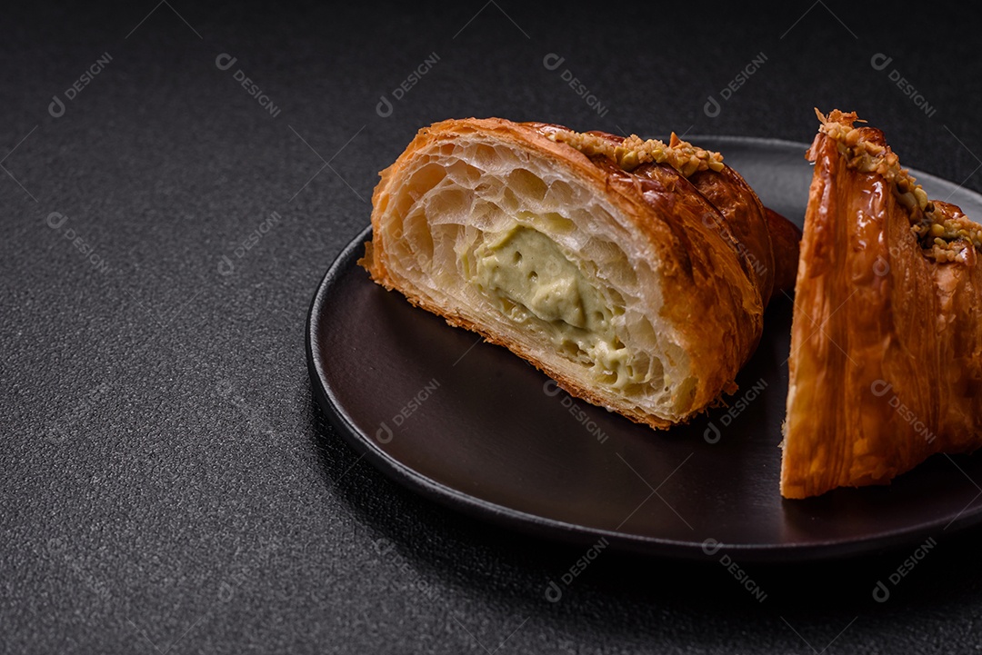 Delicioso croissants em uma mesa de concreto