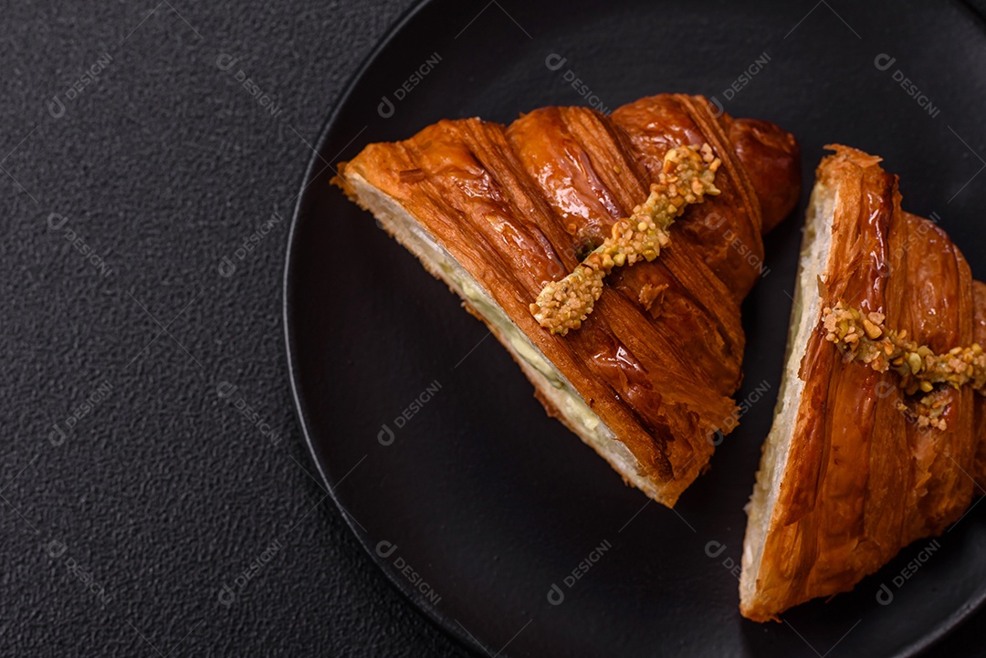 Delicioso croissants em uma mesa de concreto