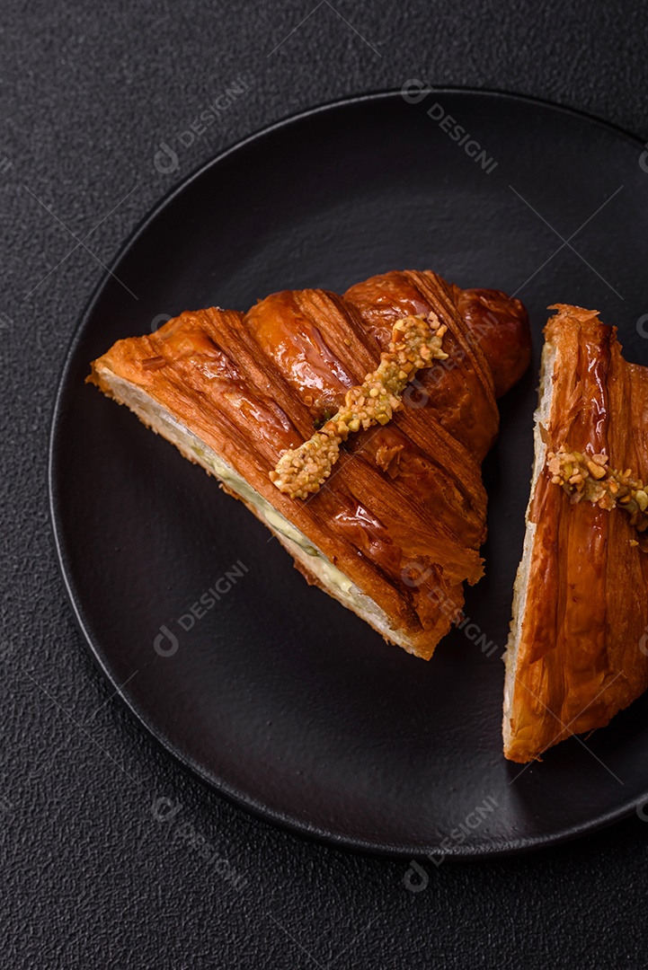 Delicioso croissants em uma mesa de concreto