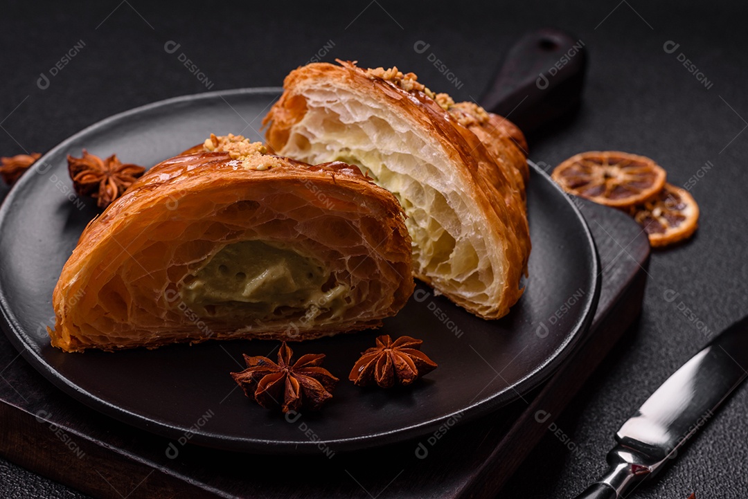 Delicioso croissants em uma mesa de concreto