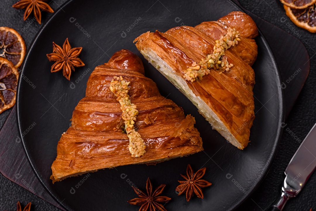 Delicioso croissants em uma mesa de concreto