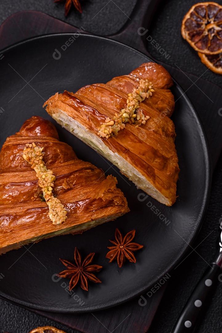 Delicioso croissants em uma mesa de concreto