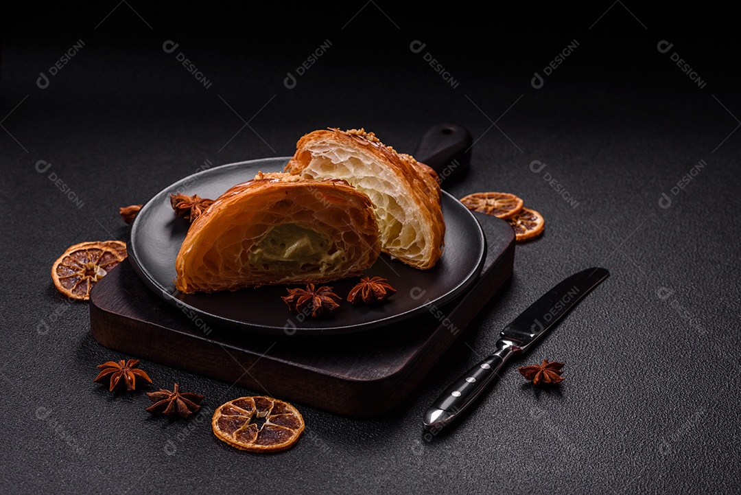 Delicioso croissants em uma mesa de concreto