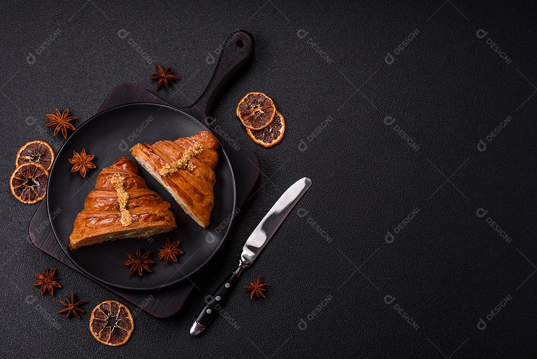 Delicioso croissants em uma mesa de concreto