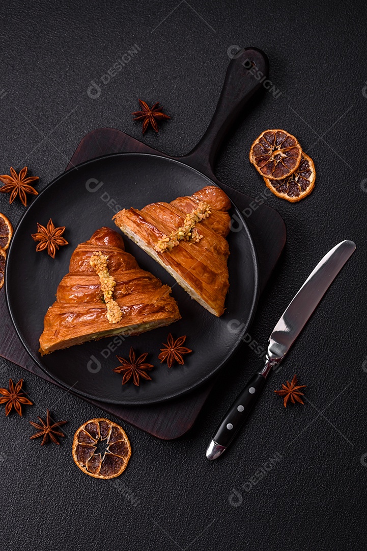 Delicioso croissants em uma mesa de concreto