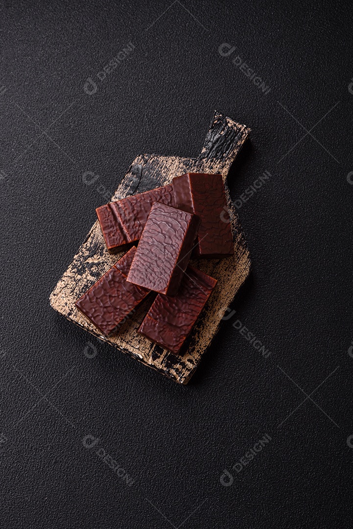 Bolo de chocolate delicioso em uma mesa de concreto