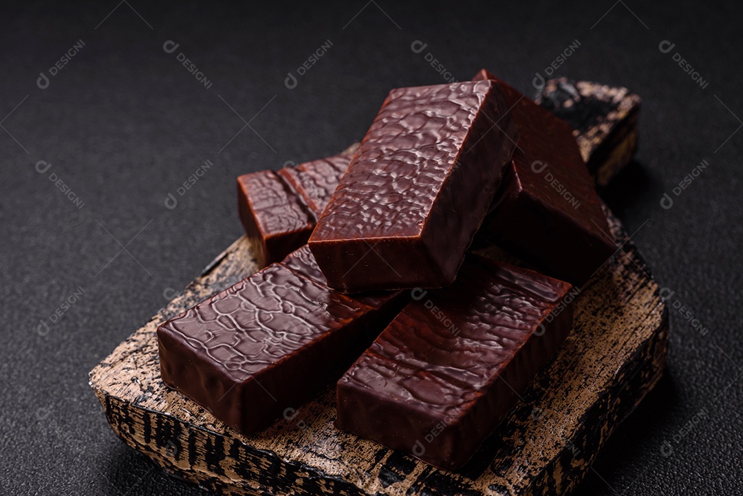 Bolo de chocolate delicioso em uma mesa de concreto