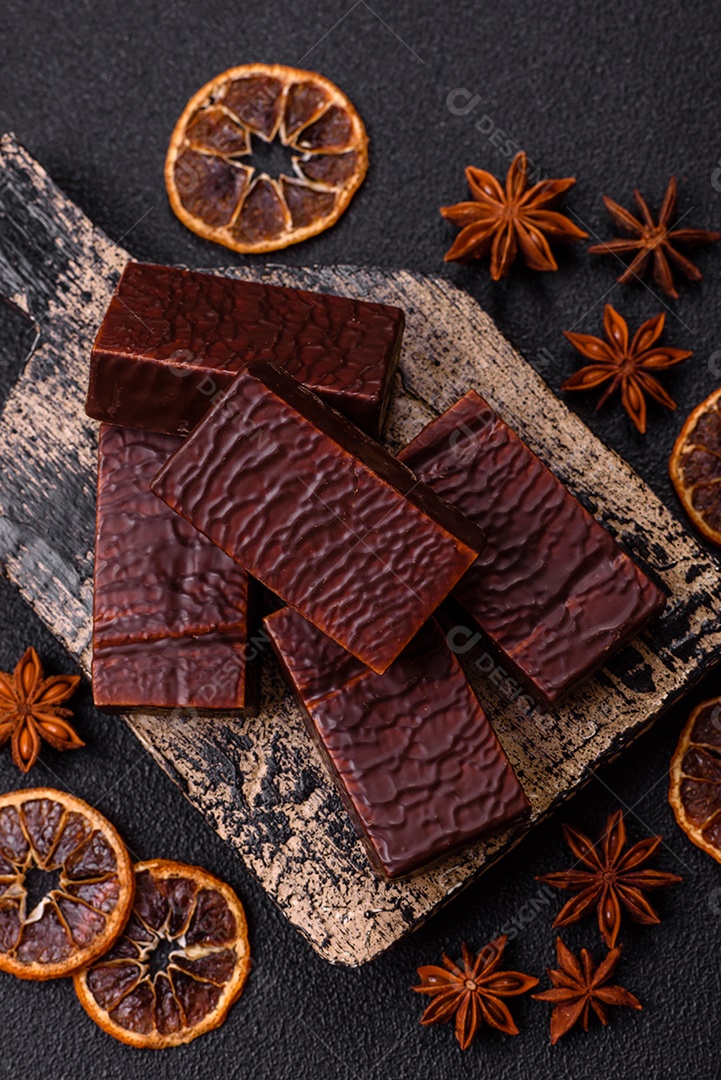 Bolo de chocolate delicioso em uma mesa de concreto