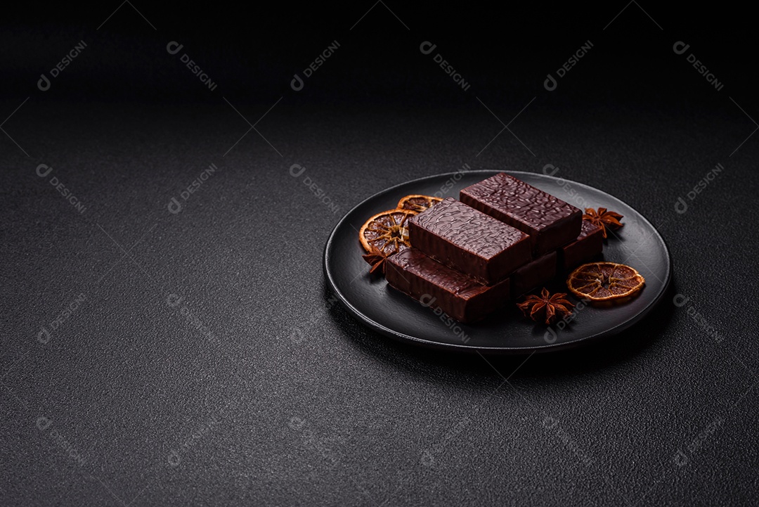 Bolo de chocolate delicioso em uma mesa de concreto