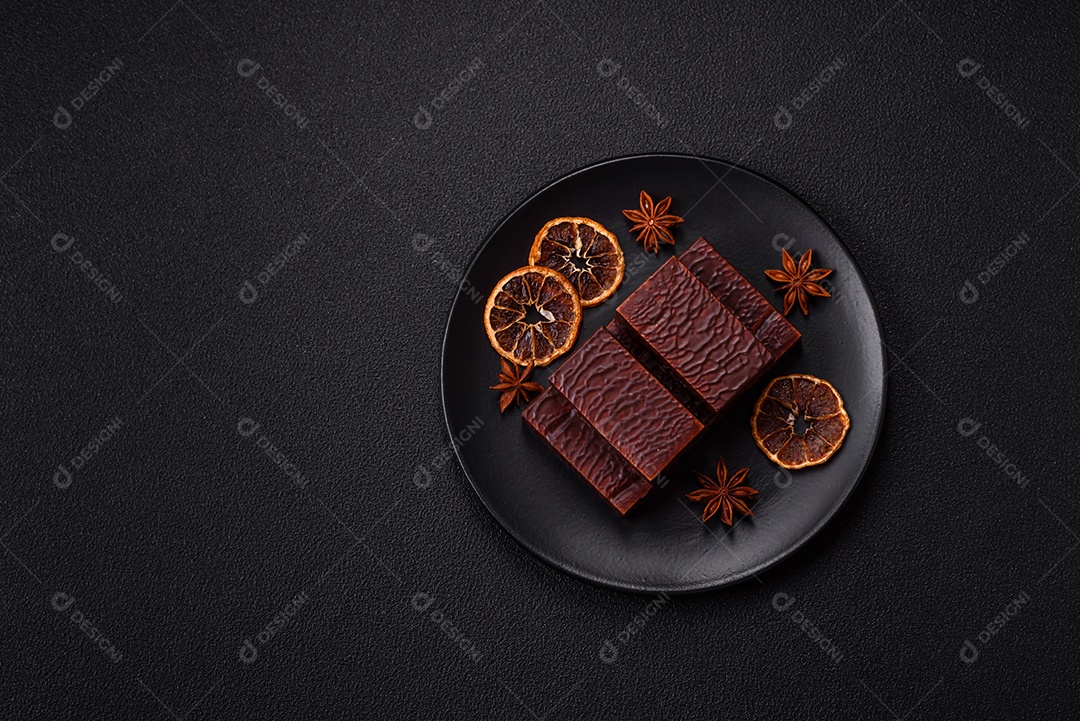 Bolo de chocolate delicioso em uma mesa de concreto