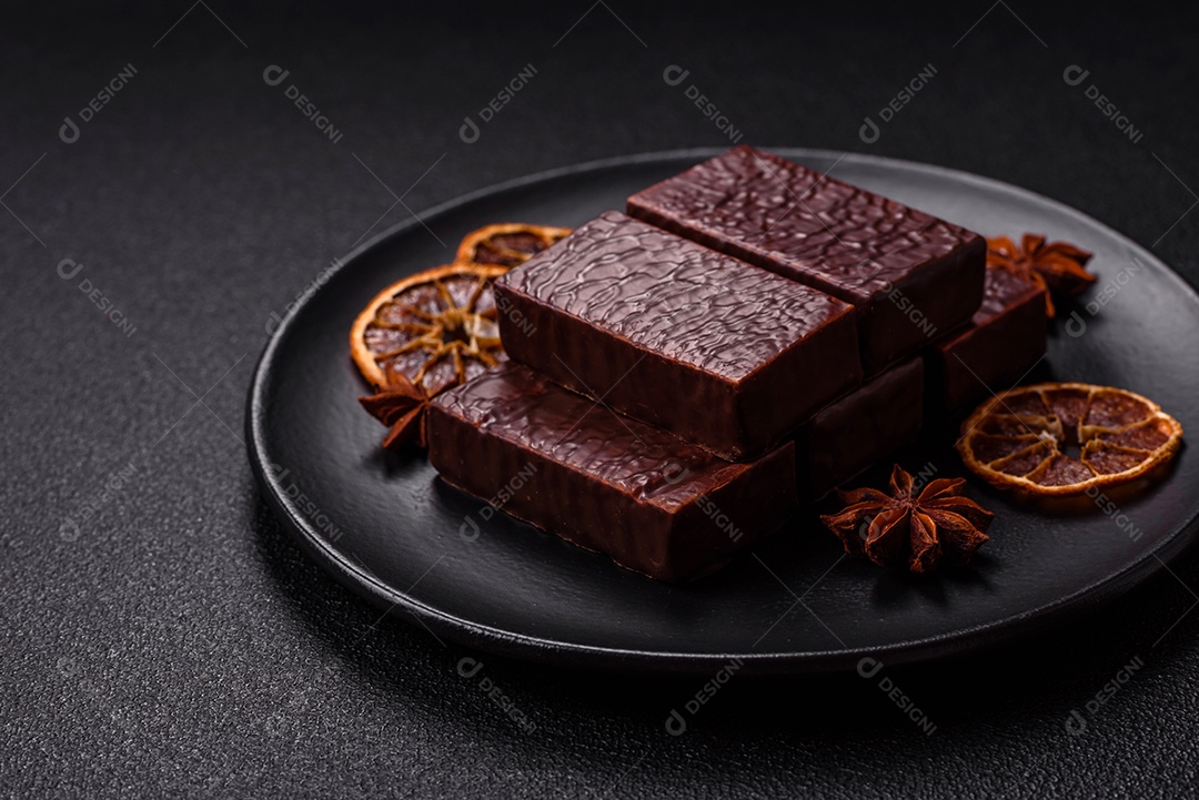 Bolo de chocolate delicioso em uma mesa de concreto