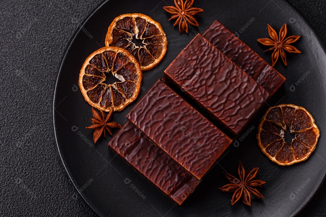 Bolo de chocolate delicioso em uma mesa de concreto