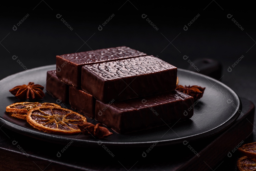 Bolo de chocolate delicioso em uma mesa de concreto
