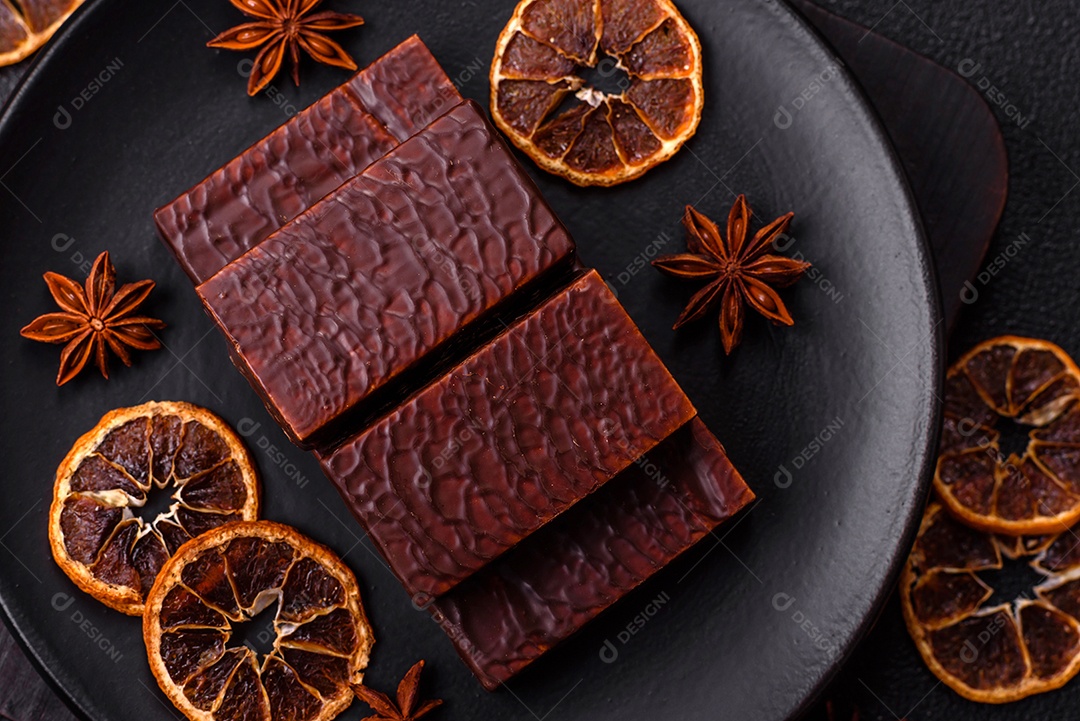 Bolo de chocolate delicioso em uma mesa de concreto