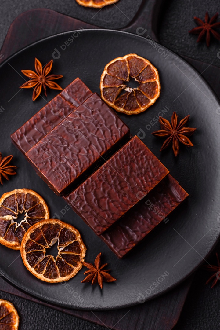 Bolo de chocolate delicioso em uma mesa de concreto