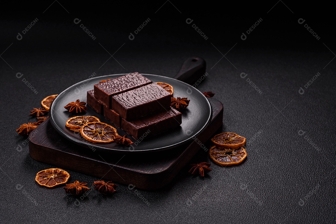 Bolo de chocolate delicioso em uma mesa de concreto