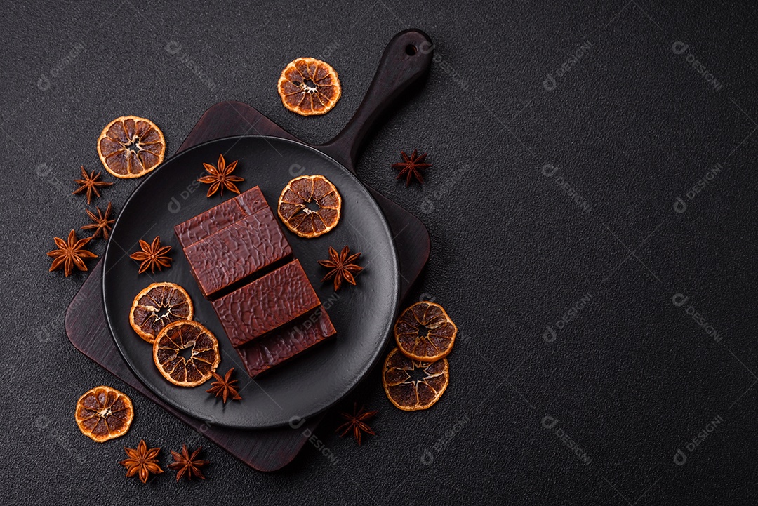 Bolo de chocolate delicioso em uma mesa de concreto