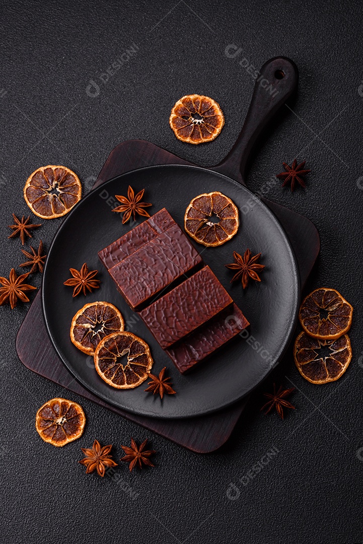Bolo de chocolate delicioso em uma mesa de concreto