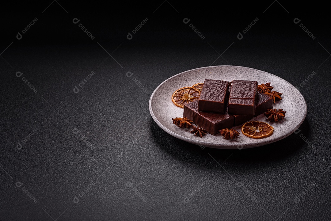 Bolo de chocolate delicioso em uma mesa de concreto