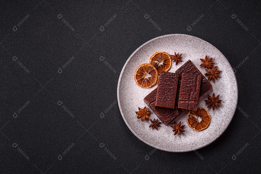 Bolo de chocolate delicioso em uma mesa de concreto