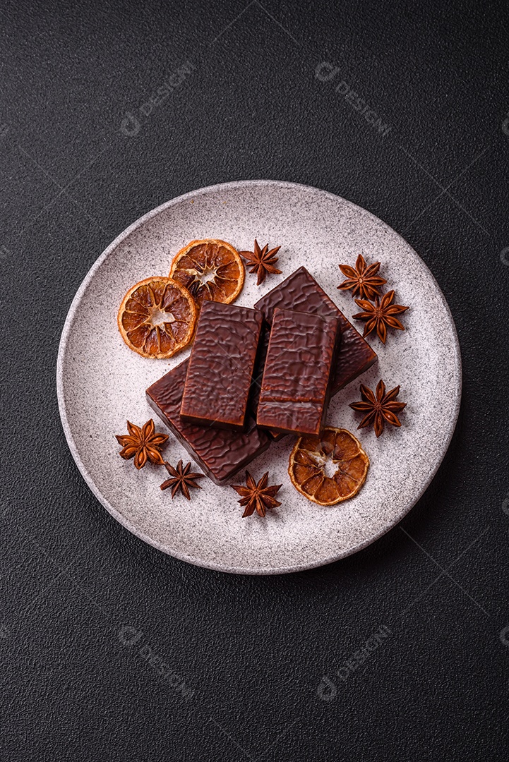 Bolo de chocolate delicioso em uma mesa de concreto