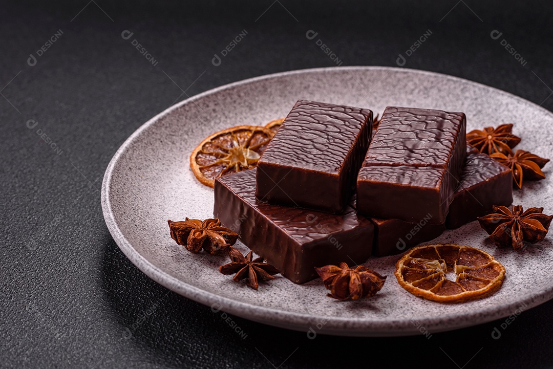 Bolo de chocolate delicioso em uma mesa de concreto