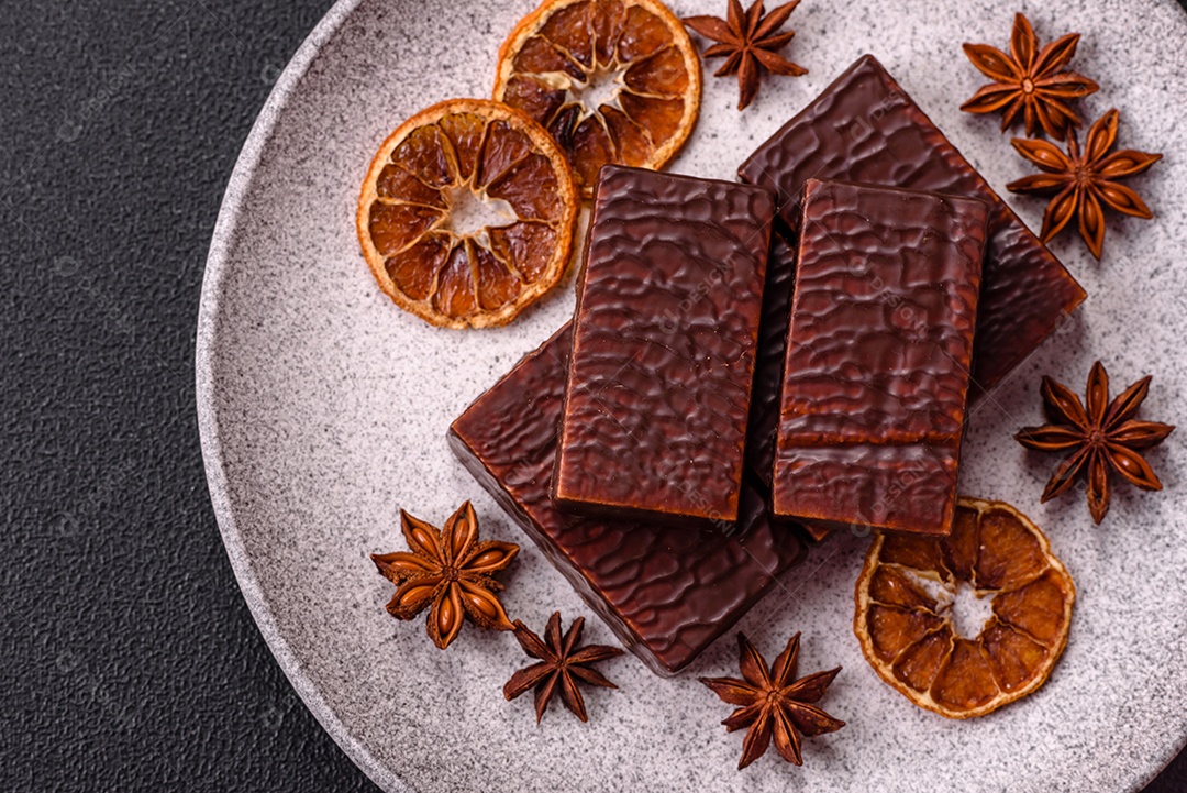 Bolo de chocolate delicioso em uma mesa de concreto