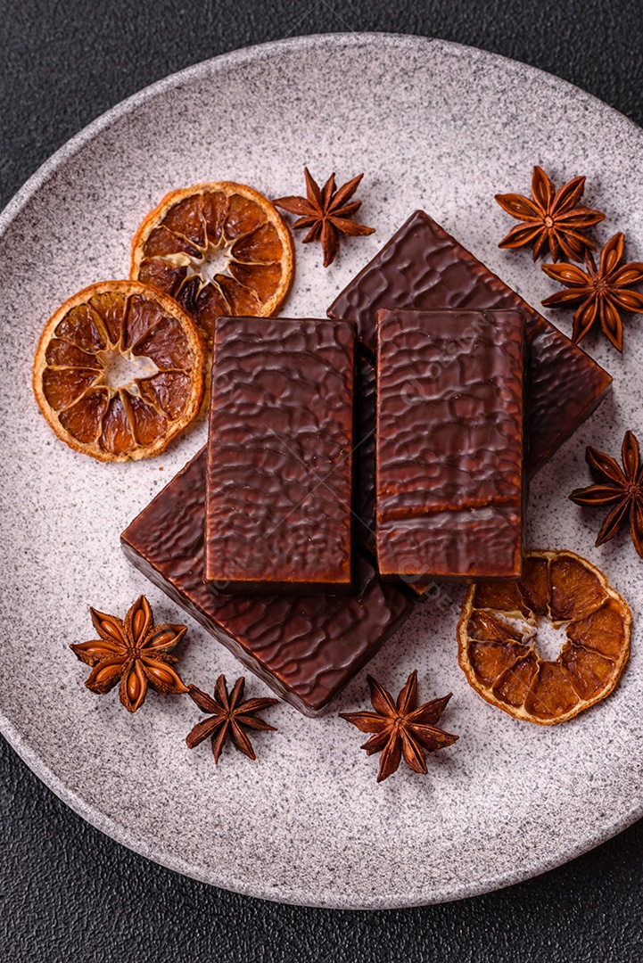 Bolo de chocolate delicioso em uma mesa de concreto