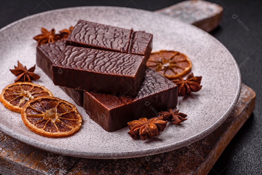 Bolo de chocolate delicioso em uma mesa de concreto
