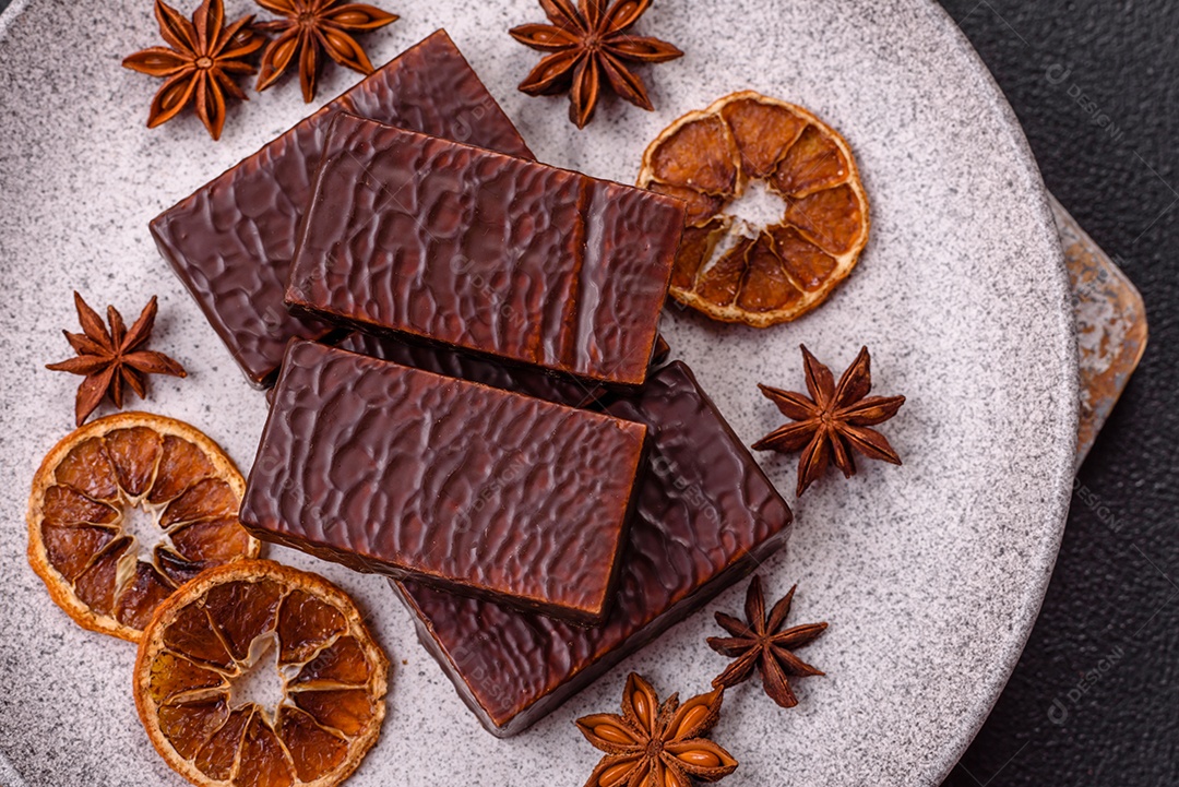 Bolo de chocolate delicioso em uma mesa de concreto