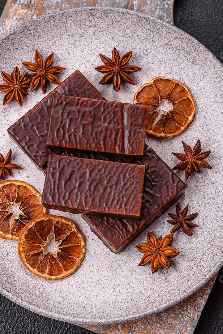 Bolo de chocolate delicioso em uma mesa de concreto