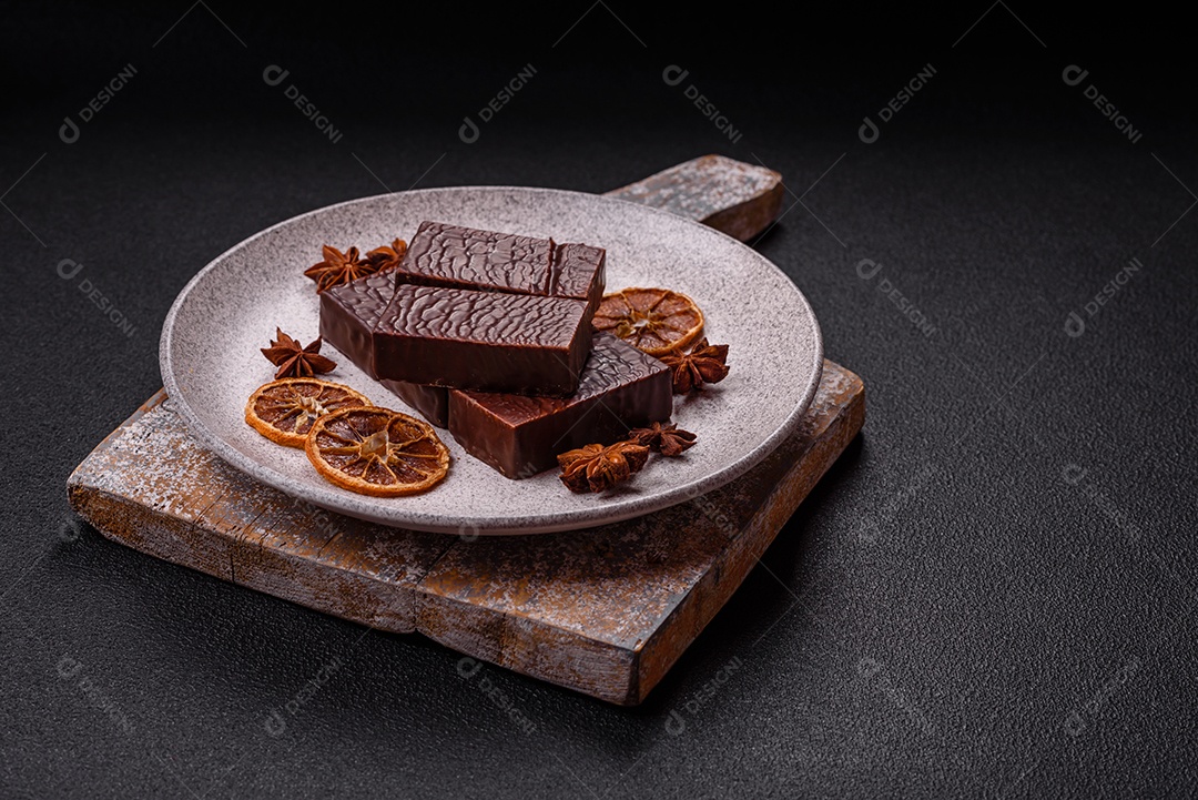 Bolo de chocolate delicioso em uma mesa de concreto