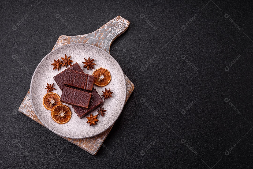 Bolo de chocolate delicioso em uma mesa de concreto