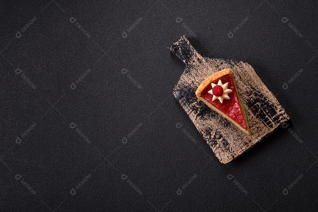 Saborosa fatia de torta de fruta em uma mesa de concreto