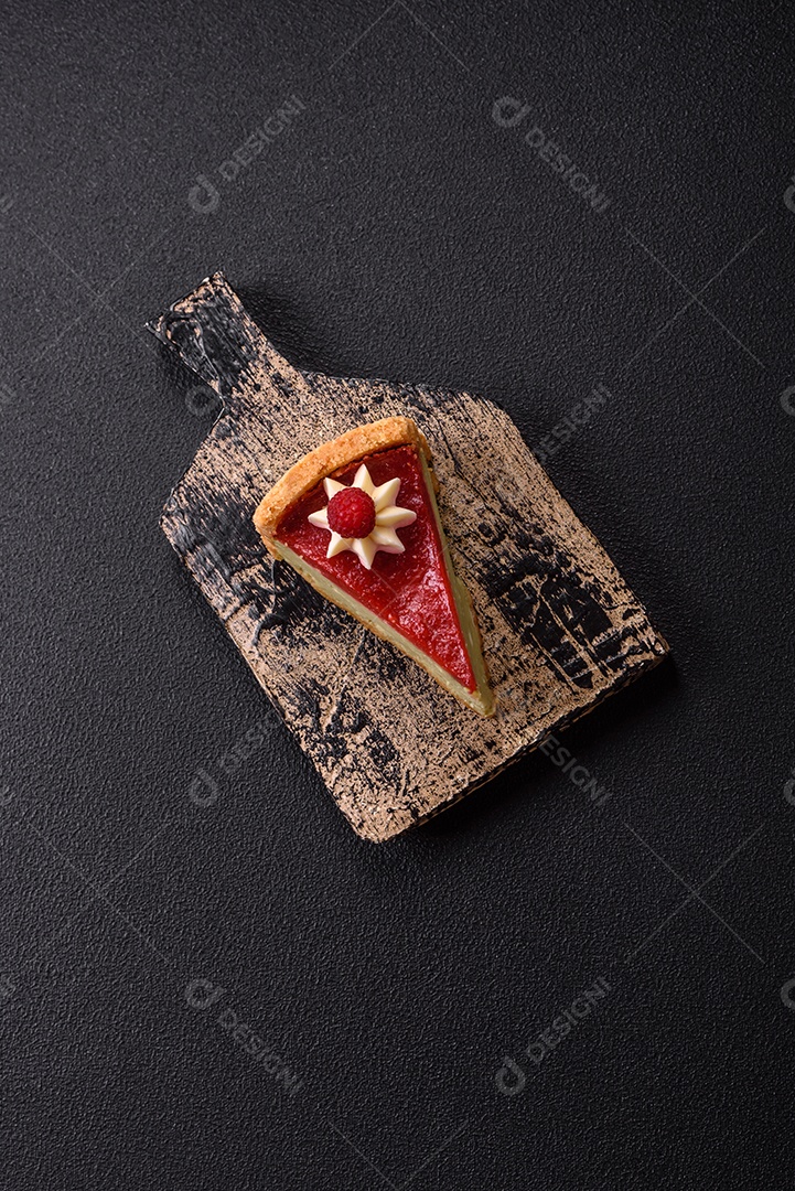 Saborosa fatia de torta de fruta em uma mesa de concreto