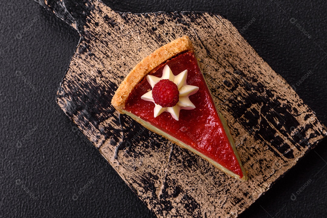 Saborosa fatia de torta de fruta em uma mesa de concreto