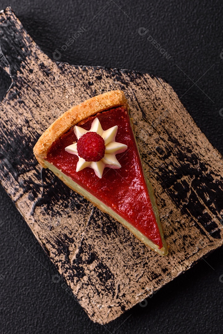 Saborosa fatia de torta de fruta em uma mesa de concreto