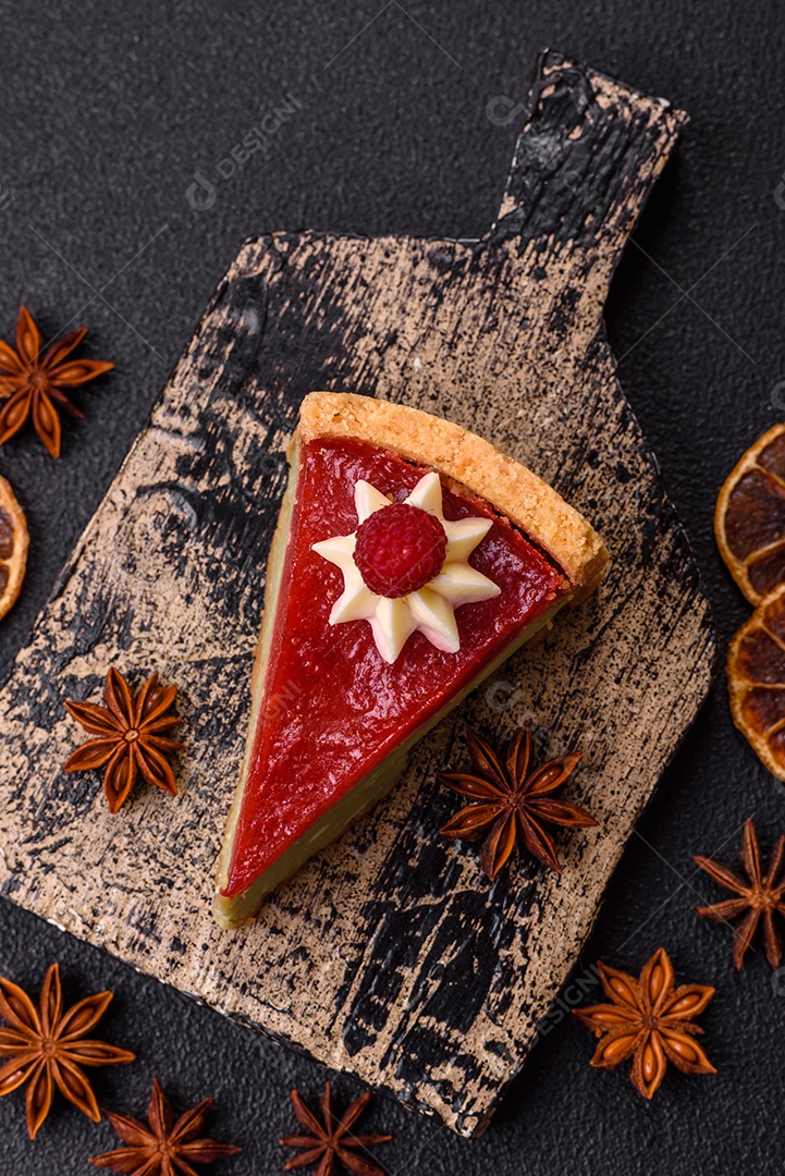 Saborosa fatia de torta de fruta em uma mesa de concreto