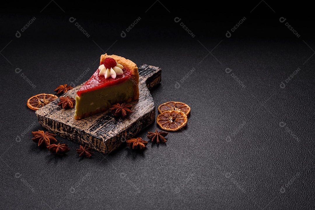 Saborosa fatia de torta de fruta em uma mesa de concreto