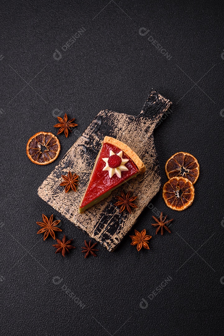 Saborosa fatia de torta de fruta em uma mesa de concreto