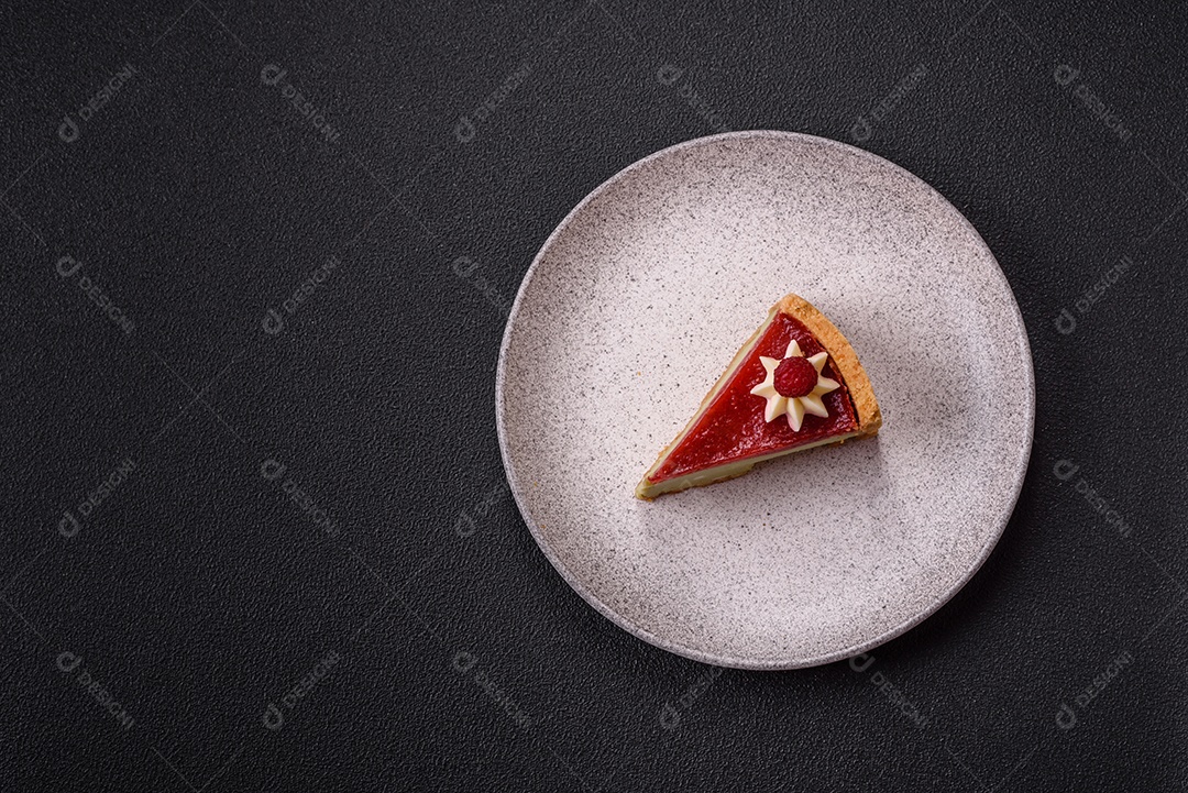 Saborosa fatia de torta de fruta em uma mesa de concreto
