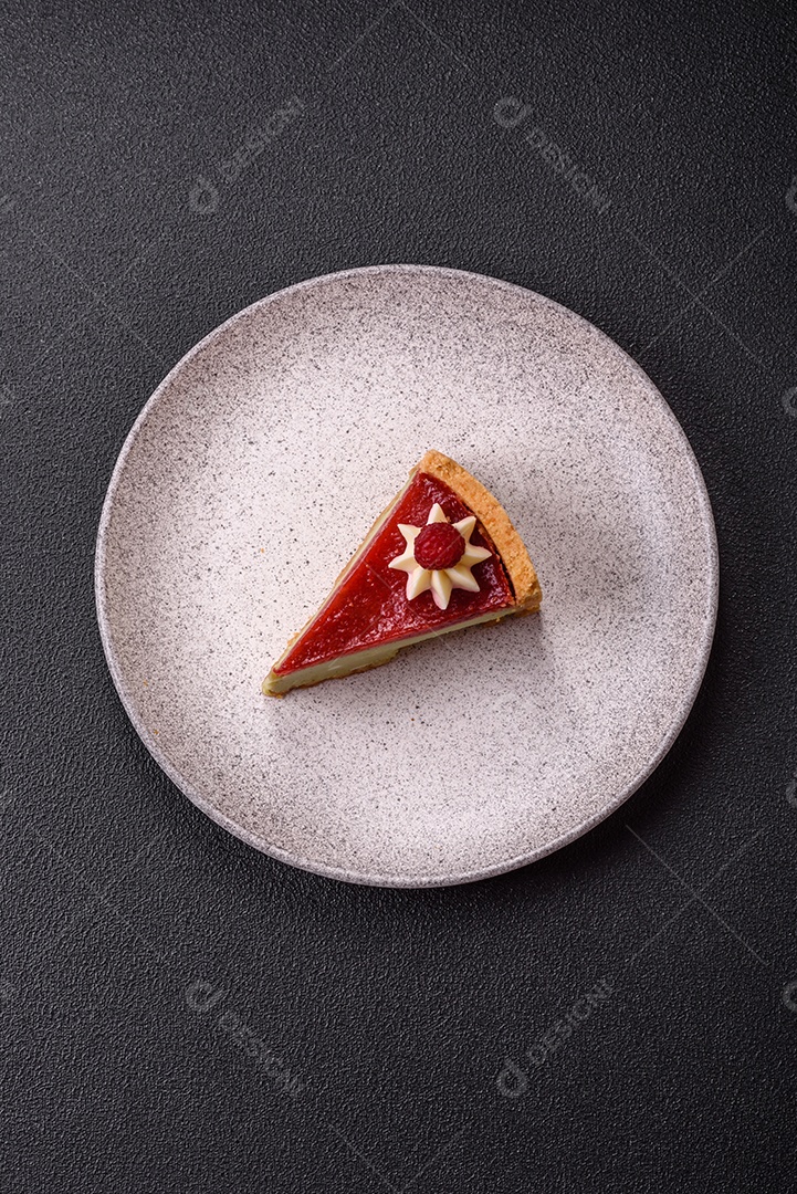 Saborosa fatia de torta de fruta em uma mesa de concreto