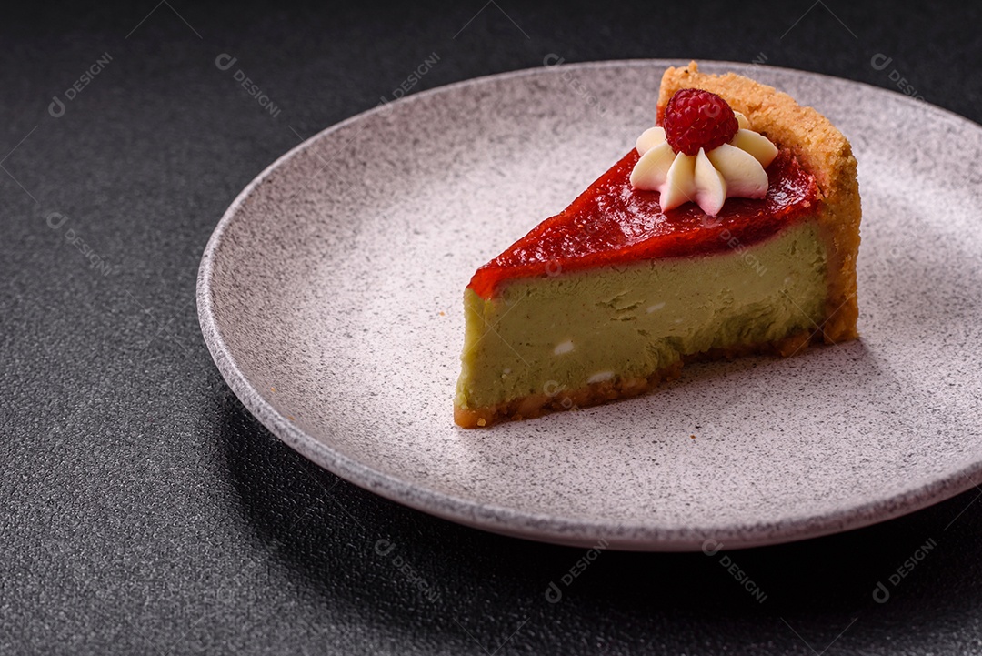 Saborosa fatia de torta de fruta em uma mesa de concreto