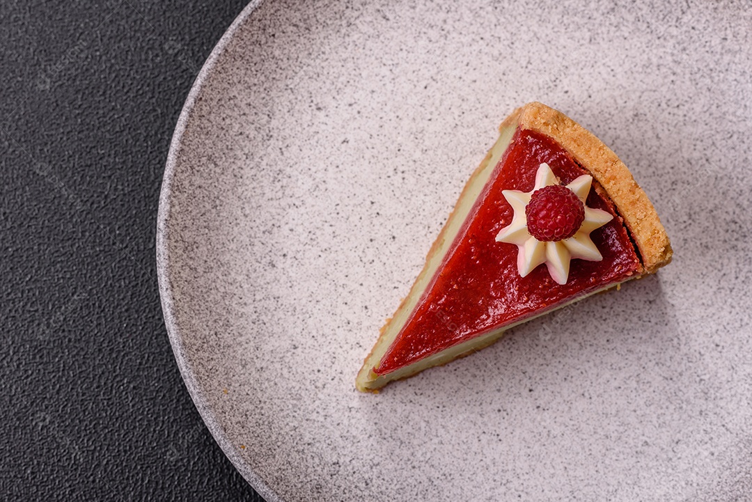 Saborosa fatia de torta de fruta em uma mesa de concreto