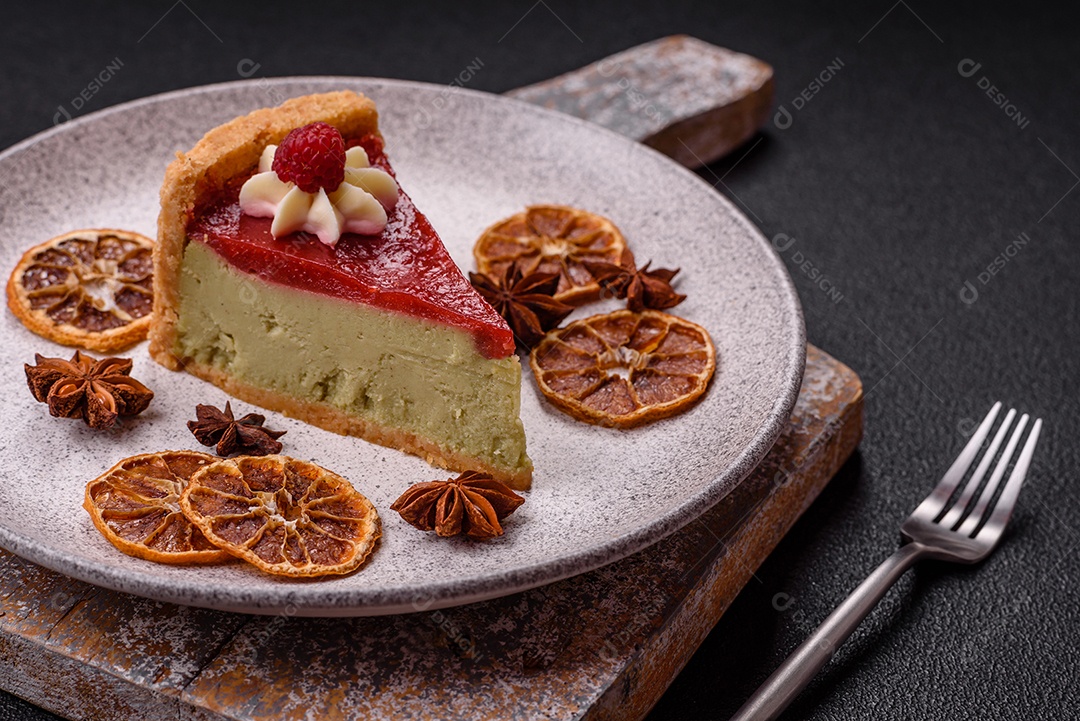 Saborosa fatia de torta de fruta em uma mesa de concreto