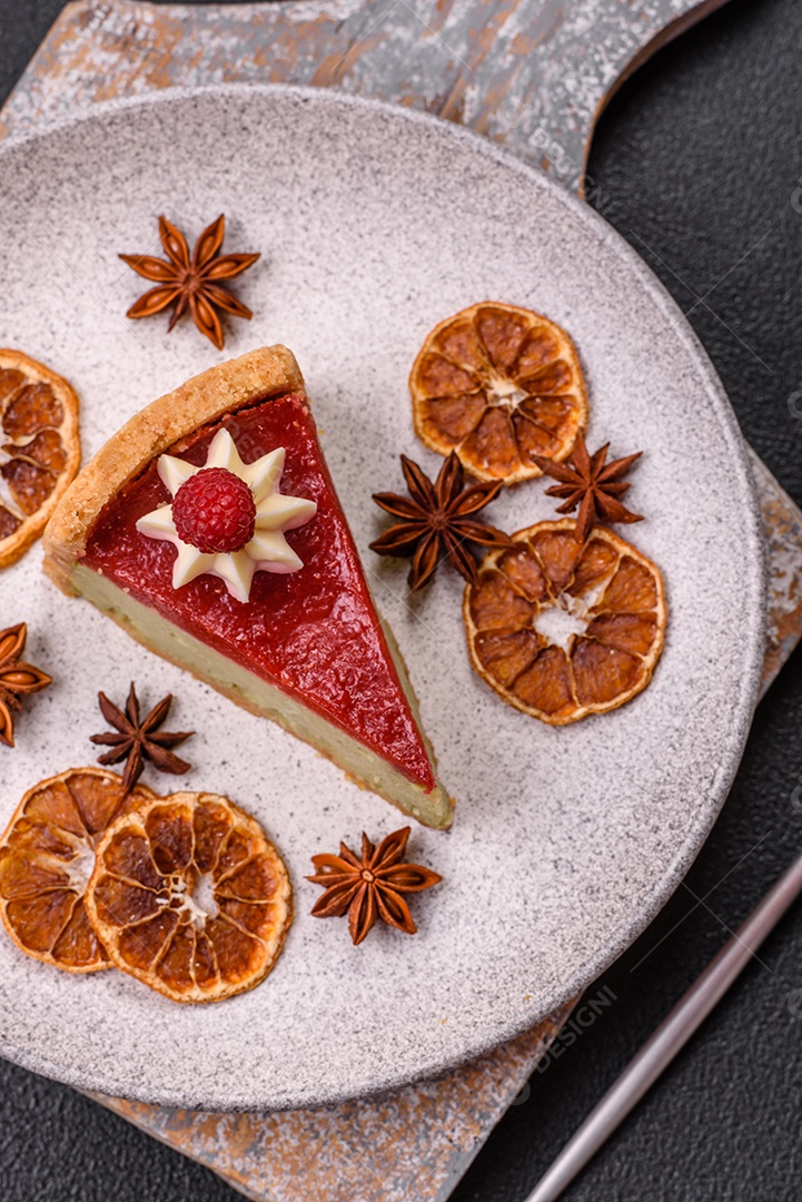 Saborosa fatia de torta de fruta em uma mesa de concreto