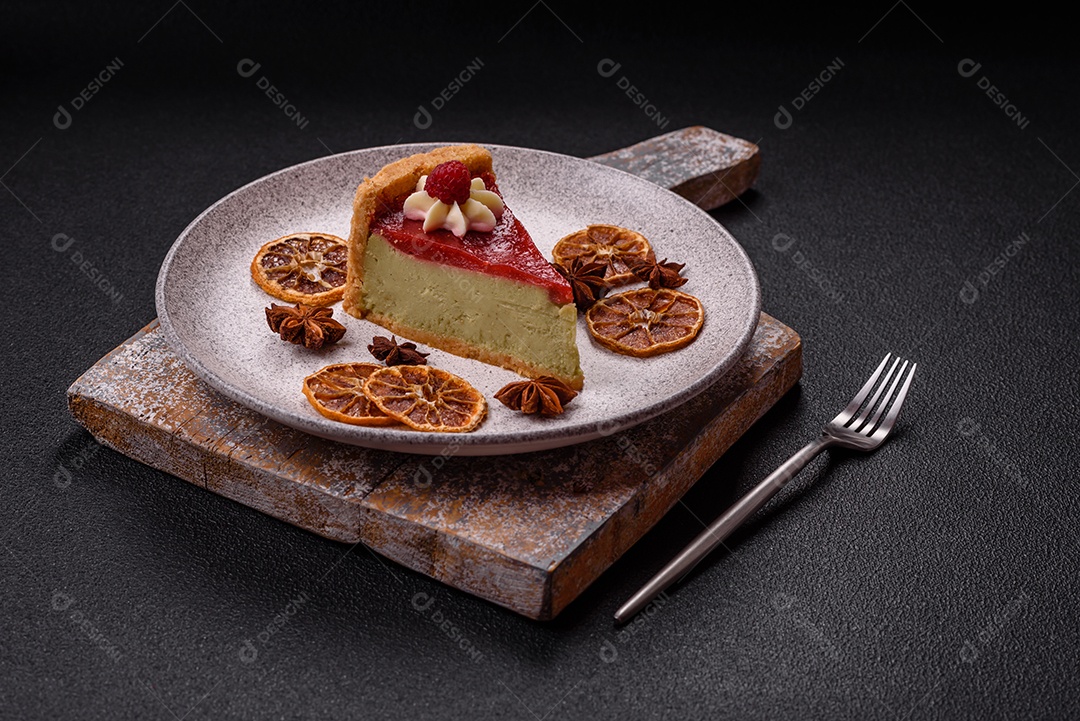 Saborosa fatia de torta de fruta em uma mesa de concreto