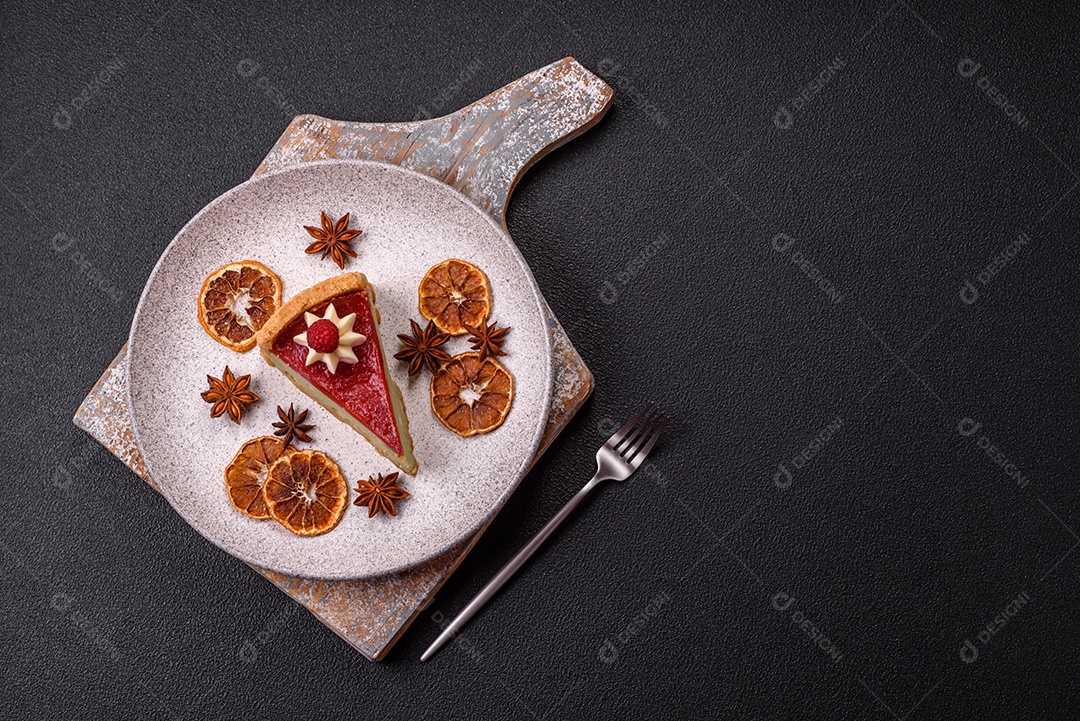 Saborosa fatia de torta de fruta em uma mesa de concreto